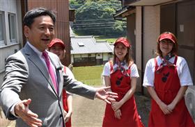 山口知事と平川いちご農園のみなさんが加工場近くの屋外で会話をしている様子。