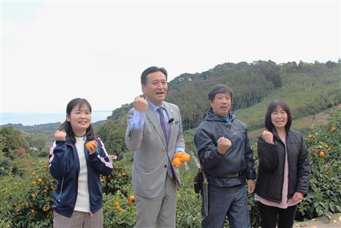 (5)並んで佐賀さいこう！　ポーズをとる、山口知事と川﨑さんご夫妻、娘さん。