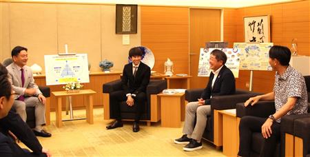 知事と平河選手、福岡会長、蒲原監督が笑顔で対談する様子