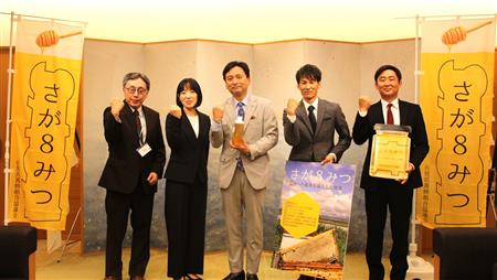 山口知事と佐賀県養蜂組合協議会の皆さんと記念撮影