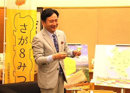 「さが8みつ」の華やかな風味に笑顔をみせる山口知事