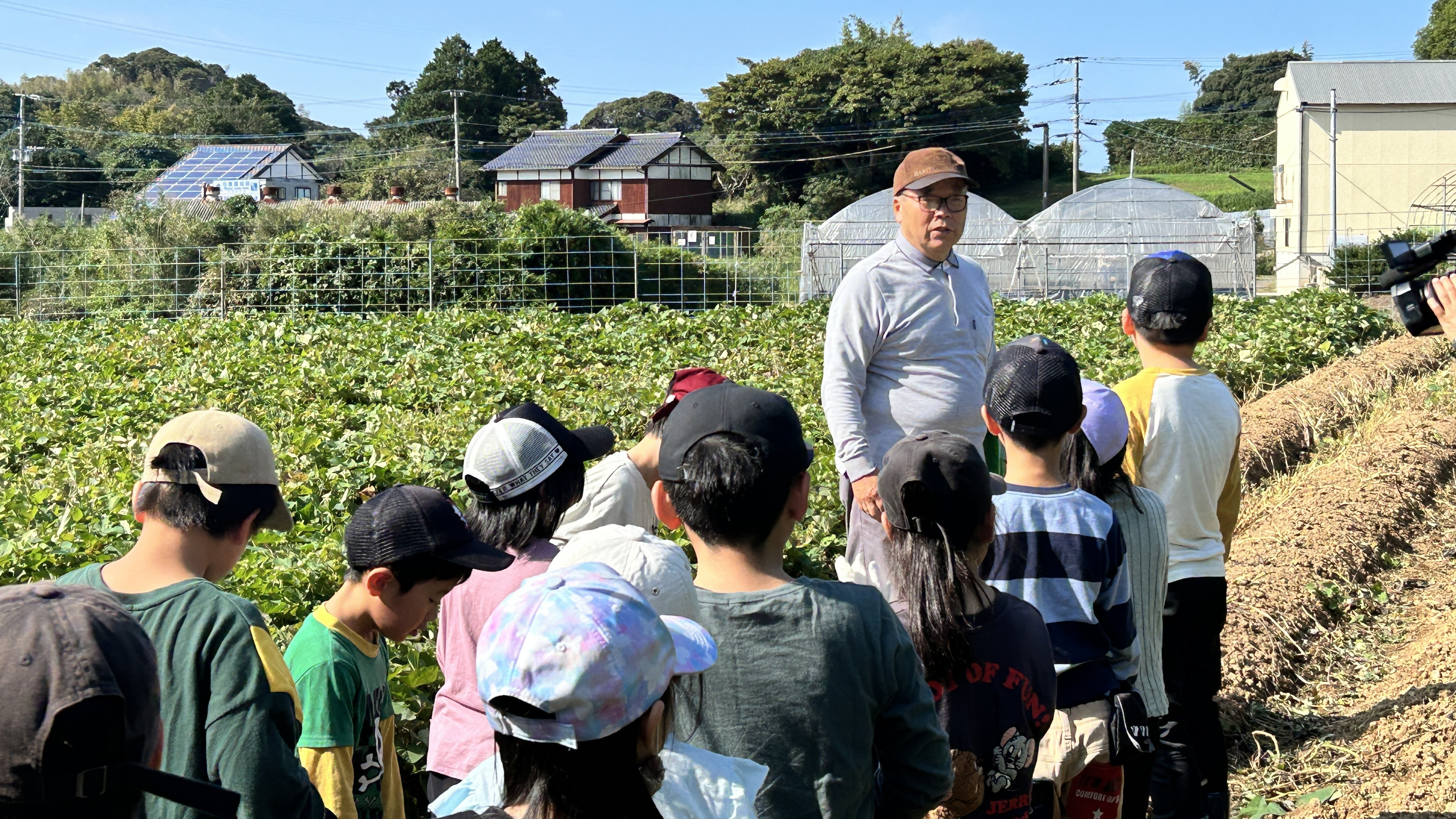 収穫方法を学習する生徒たち