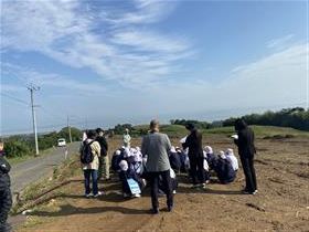 音成・嘉瀬の浦地区を見学し、鹿島市の営農の歴史について学びました。