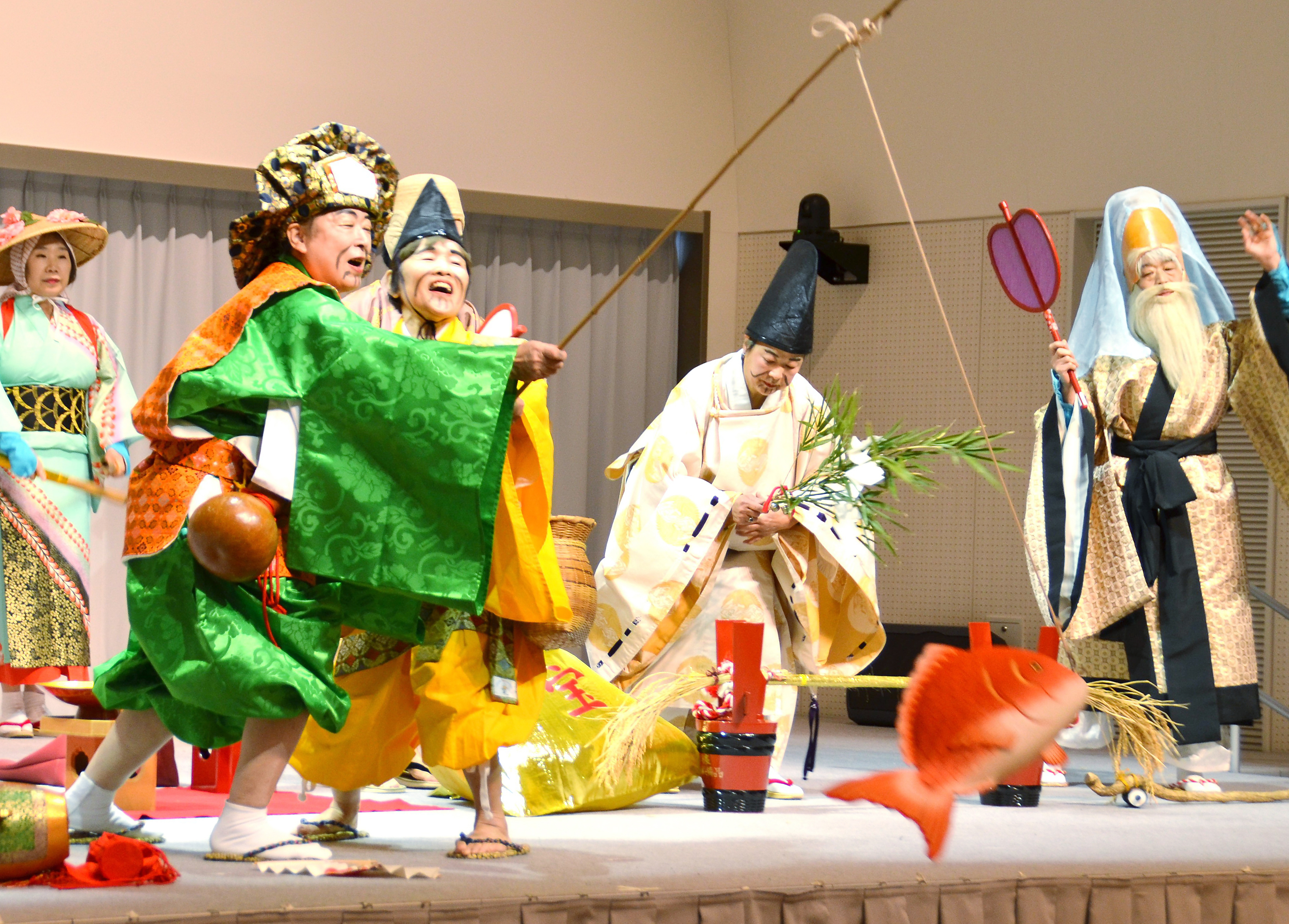 唐津市伝統芸能祭で七福神をにぎやかに演じた大野大黒舞保存会＝2024年1月28日、唐津市のボートレースからつ_sanitized