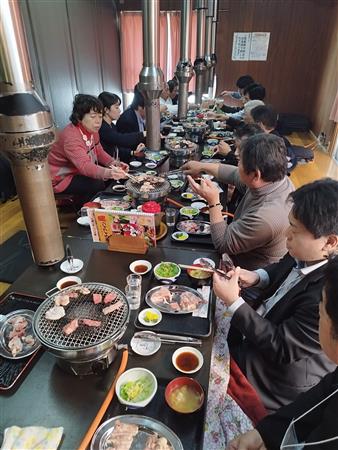 ドライブイン鳥で地元産のお肉を堪能する参加者