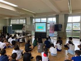 説明を聞く子どもたち