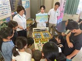 模型を見つめる子どもたち