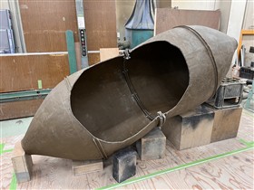 製作中の甕棺墓模型2