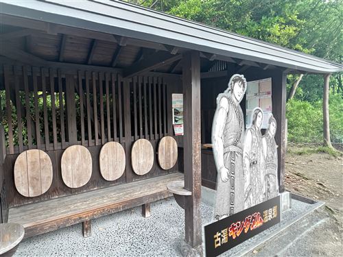 06_バスを待つ「三将軍」パネル