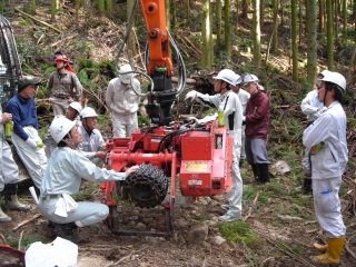 写真：高性能林業機械メンテナンス研修