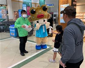 くらしの安全安心課係長とたべんば君、親子