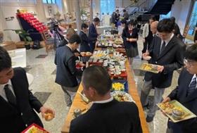 有田町、県教育委員会、保護者を交えた食事会の様子