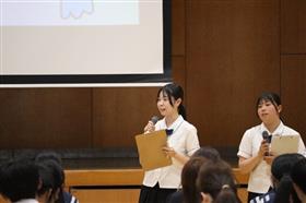 佐賀県東部地区の中学校での進学説明会で本校の説明をする生徒