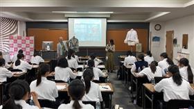 学校の説明を聞く様子