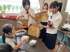 持ち帰り袋をプレゼントする様子