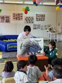 読み聞かせしている様子