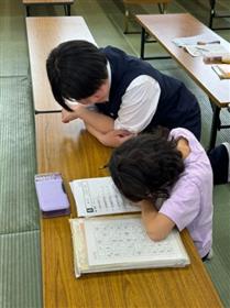 宿題をお手伝いしている様子