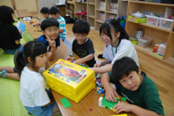 子どもたちと遊んでいる様子