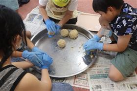 子どもたちと一緒に料理する様子4枚目