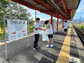 地域の方と一緒にJR肥前鹿島駅を清掃する様子