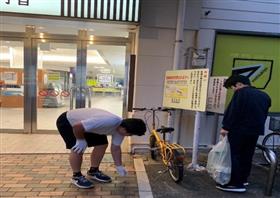 駅前のゴミ拾いの様子1枚目