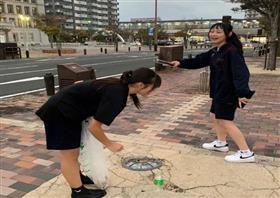 駅前のゴミ拾いの様子2枚目