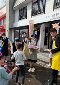 子どもにお菓子を渡している様子