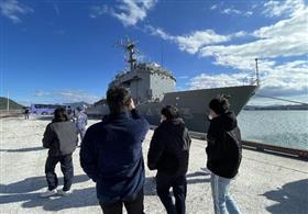 自衛艦あまくさの見学を行う様子