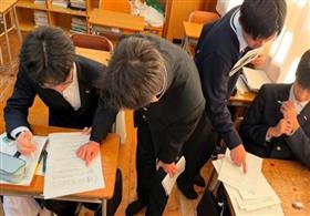 中学生へ学習指導している様子