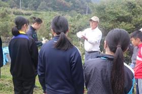 地区の方から説明を受ける様子