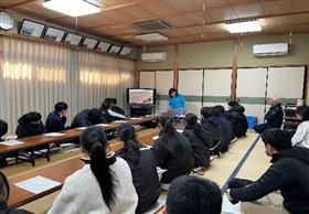 公民館で振り返り学習をしている様子