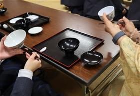 和食の所作を学んでいる様子