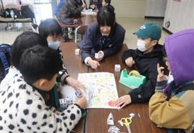 すごろくで遊んでいる様子