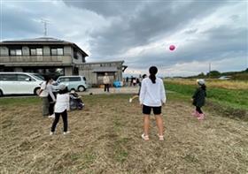 参加した子ども達と交流している様子